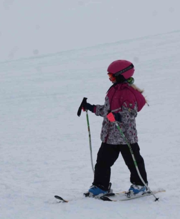 karsta-karin-yildizlari-projesi-cocuklar-kayakla-tanisiyor-ve-yeteneklerini-gelistiriyor-fupI3HPl.jpg