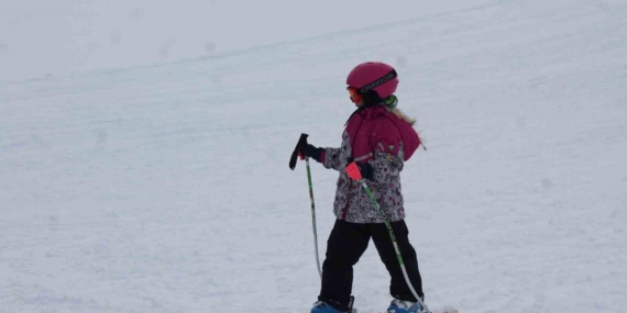 Kars’ta Karın Yıldızları Projesi: Çocuklar Kayakla Tanışıyor ve Yeteneklerini Geliştiriyor