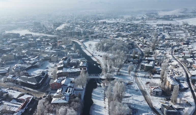 karsta-sifirin-altinda-sahane-manzara-buzla-senlenen-sehir-BrheHaWx.jpg
