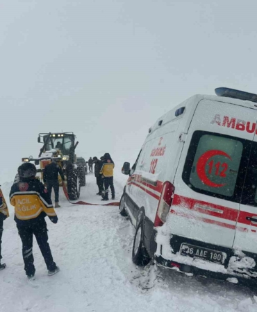 karsta-yogun-kar-ve-tipin-nedeniyle-ambulanslar-kurtarildi-ulasim-agi-kesintiye-ugradi-yYkQJVD7.jpg