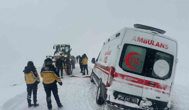 karsta-yogun-kar-ve-tipin-nedeniyle-ambulanslar-kurtarildi-ulasim-agi-kesintiye-ugradi-yYkQJVD7.jpg