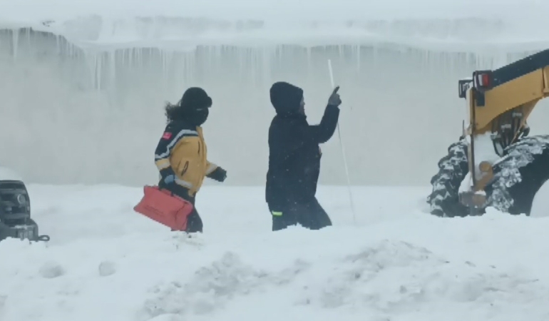 karsta-yogun-kar-yagisi-ve-kurtarma-operasyonlari-112-ve-ozel-idaresi-isbirligiyle-yollar-aciliyor-REkQWMk6.jpg