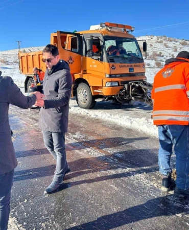kaymakam-oztas-karla-mucadelede-ekiplerle-sahada-yol-guvenligi-ve-kis-tedbirleri-incelendi-iy7K8GTK.jpg