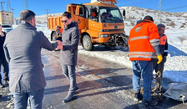 kaymakam-oztas-karla-mucadelede-ekiplerle-sahada-yol-guvenligi-ve-kis-tedbirleri-incelendi-iy7K8GTK.jpg