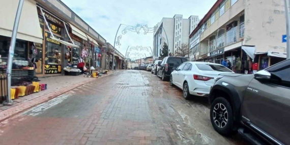 Kulp Belediyesi Kar Temizliğiyle Şehir Merkezinde Trafik ve Esnaf Hareketliliğini Yeniden Canlandırdı