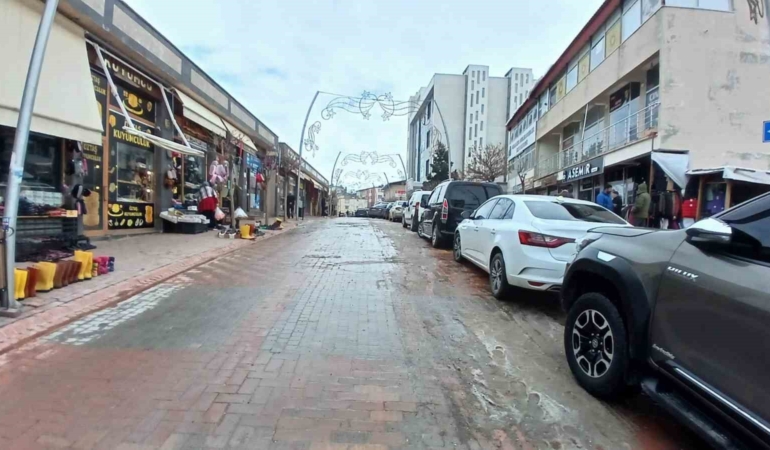 kulp-belediyesi-kar-temizligiyle-sehir-merkezinde-trafik-ve-esnaf-hareketliligini-yeniden-canlandirdi-RfbzEEBz.jpg