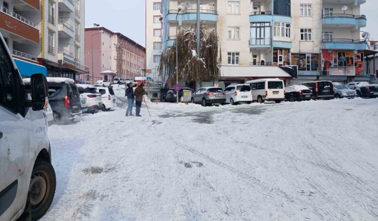 kulpta-karin-ardindan-dusen-hava-sicakliklari-buz-tutmus-sokaklar-ve-verimli-bolgeler-PzgFF2h9.jpg