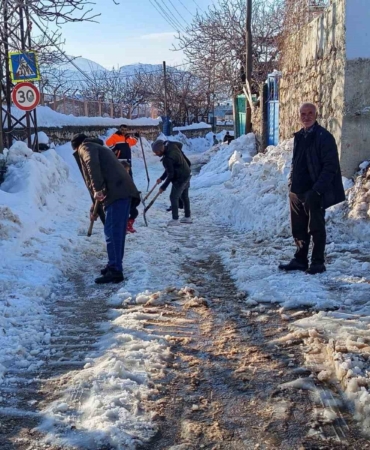 kuyu-mahallesinde-karla-gelen-zorluklar-ve-imeceyle-kurtulus-hikayesi-Uss6AyDq.jpg