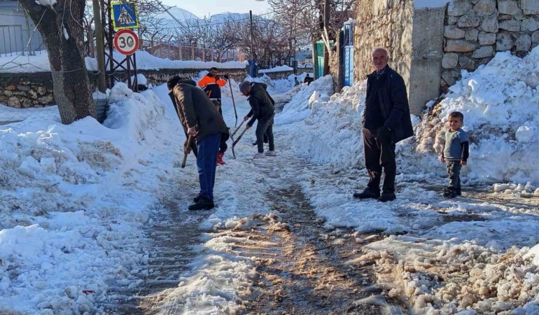 kuyu-mahallesinde-karla-gelen-zorluklar-ve-imeceyle-kurtulus-hikayesi-Uss6AyDq.jpg