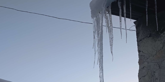 Malatya’da Soğuk Hava ve Yüksek Buz Sarkıtları: Bölgede Karnaval Boyutlarında Dondurucu Günler
