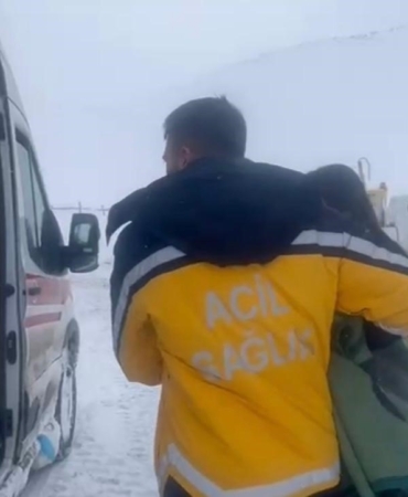 patnosta-kar-baraji-80-yasindaki-diyaliz-hastasi-icin-ekipler-hizla-mudahale-etti-wBYjMKiJ.jpg