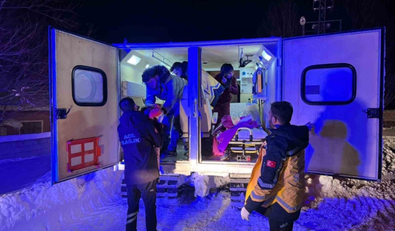 patnosta-kar-icinde-eriyen-zorluk-bebek-icin-paletli-ambulansla-mudahale-x1rEcBYc.jpg