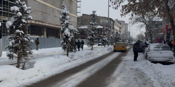 Patnos’ta Kar Yağışıyla Gelenetkili Ağırluğu ve Yol Güvenliği İçin Teyakkuzu Artıran İlçe