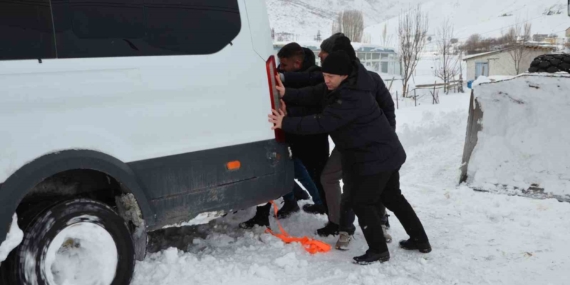 Tatvan’da Karla Mücadelede Hüküm Sahibi: Kaymakam Demirer ve Ekipleri Vatandaşların Yol Güvenliğini Sağladı