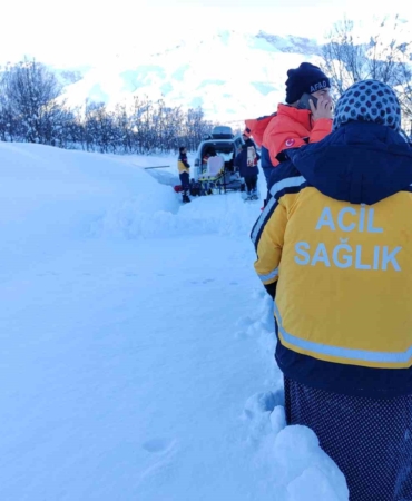 tuncelide-asiri-kar-kosullarinda-77-yasindaki-hastaya-zorlu-mudahale-ekipler-15-kilometre-karda-yurudu-p5WqCZ8i.jpg