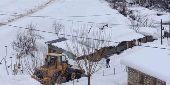 Tunceli’de Karla Mücadelede Ekipler Aralıksız Çalışıyor: Ana Yollar ve Kamu Alanları Öncelikli