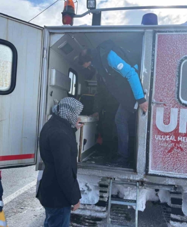 umke-ve-112-acil-saglik-ekiplerinin-zorlu-kis-kosullarinda-hayat-kurtarma-operasyonu-FBu3WN67.jpg