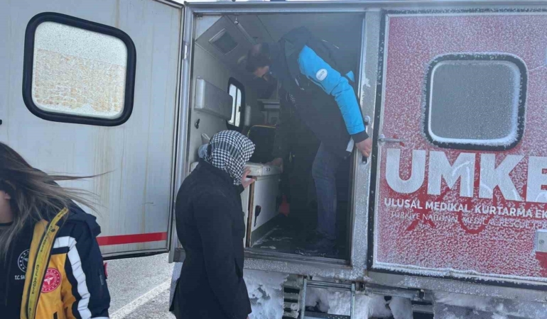 umke-ve-112-acil-saglik-ekiplerinin-zorlu-kis-kosullarinda-hayat-kurtarma-operasyonu-FBu3WN67.jpg