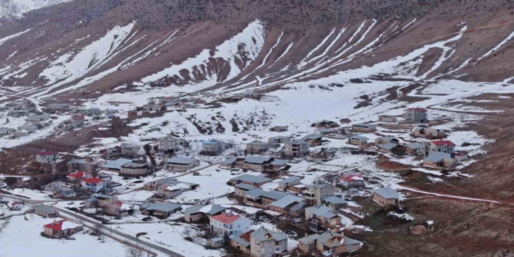 Van ve Çevresinde Kar Yığını: Kartpostal Güzellikleriyle Yollar ve Manzaralar