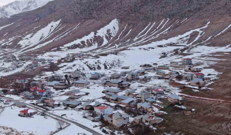 van-ve-cevresinde-kar-yigini-kartpostal-guzellikleriyle-yollar-ve-manzaralar-JNAeKUtA.jpg