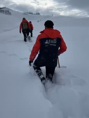 yogun-karda-yolda-kalan-aileye-afadin-4-saatlik-mudahalesi-DafW7dpV.jpg