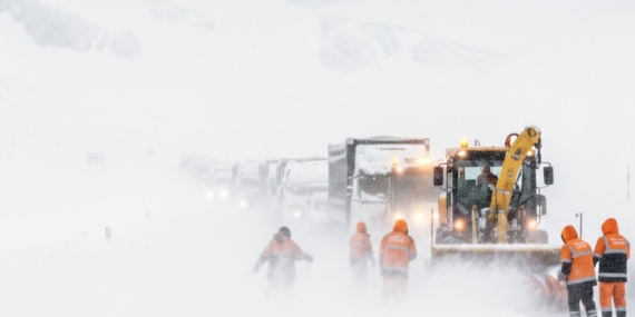 Yüksekova-Şemdinli Yolunda Kapsamlı Kar Yağışı ve Çığ Riski Sonrası Trafik Kapatması