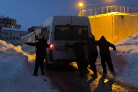 yuksekovada-buzlu-yolda-2-saatlik-kurtarma-minibus-mahsur-kaldi-vatandaslar-el-birligiyle-kurtardi-NehX9l4G.jpg