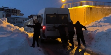 yuksekovada-buzlu-yolda-2-saatlik-kurtarma-minibus-mahsur-kaldi-vatandaslar-el-birligiyle-kurtardi-NehX9l4G.jpg