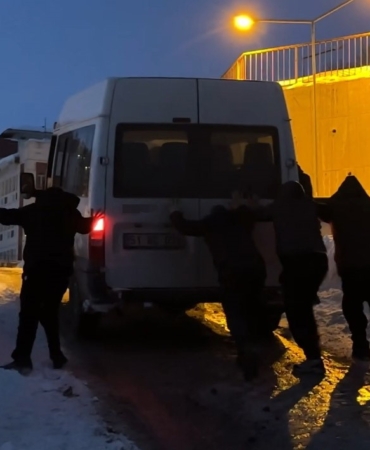 yuksekovada-buzlu-yolda-2-saatlik-kurtarma-minibus-mahsur-kaldi-vatandaslar-el-birligiyle-kurtardi-NehX9l4G.jpg