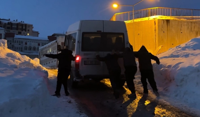 yuksekovada-buzlu-yolda-2-saatlik-kurtarma-minibus-mahsur-kaldi-vatandaslar-el-birligiyle-kurtardi-NehX9l4G.jpg