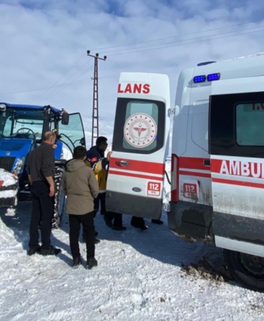 yuksekovada-kar-altinda-yasli-hasta-icin-traktorlu-yol-acma-operasyonu-l6yZTyAE.jpg