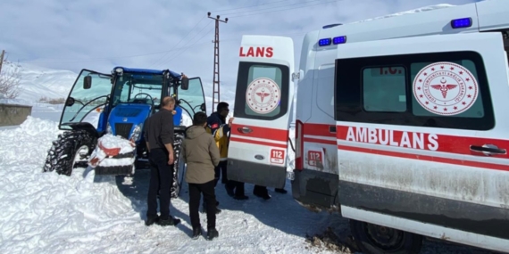 Yüksekova’da Kar Altında Yaşlı Hasta İçin Traktörlü Yol Açma Operasyonu