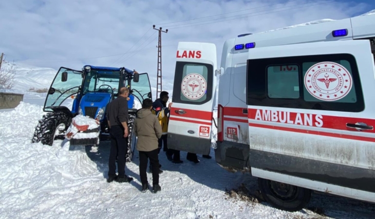 yuksekovada-kar-altinda-yasli-hasta-icin-traktorlu-yol-acma-operasyonu-l6yZTyAE.jpg