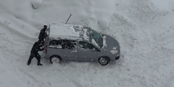 Yüksekova’da Yoğun Kar Yağışı ve Ulaşım Kısıtları: 160 Yerleşim Birimi Ulaşıma Kapalı