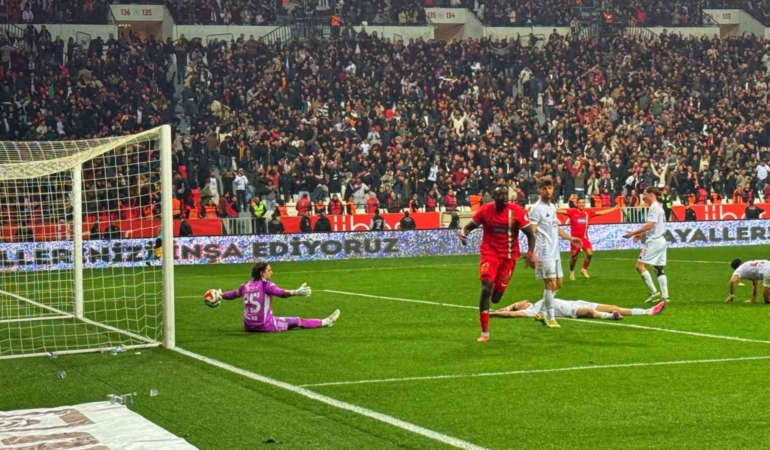 amed-sportif-faaliyetler-vanspor-fkya-karsi-evinde-1-0lik-galibiyetle-tasindi-g5D8dyWz.jpg