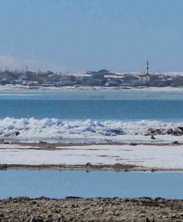 arin-golunde-bahar-hareketi-buz-yiginlari-sahile-tasindi-63Z16Ptn.jpg
