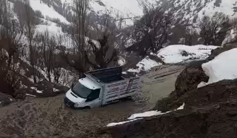 bitlis-hizanda-heyelan-koy-yollari-kapali-ekipler-harekete-gecti-wyVGf5WT.jpg