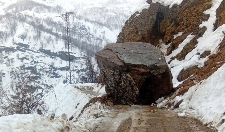 bitliste-yagis-sonrasi-heyelan-olaylari-6-noktada-yol-ulasima-acildi-kLFtsRLL.jpg