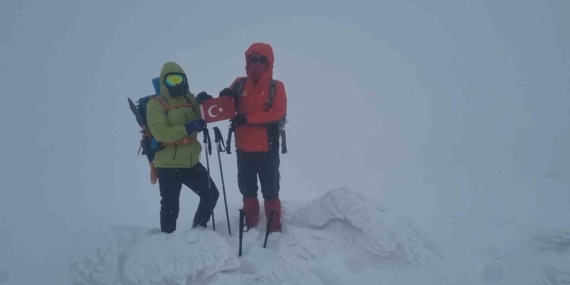 Bubi Dağı Zirvesine Ulaşan Dağcıların Zorlu Kış Tırmanışı