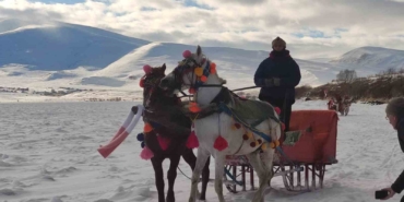 cildir-golunde-kisin-deneyim-buz-ustunde-atli-kizaga-ve-balik-ziyafetine-yolculuk-byAUgi8u.jpg