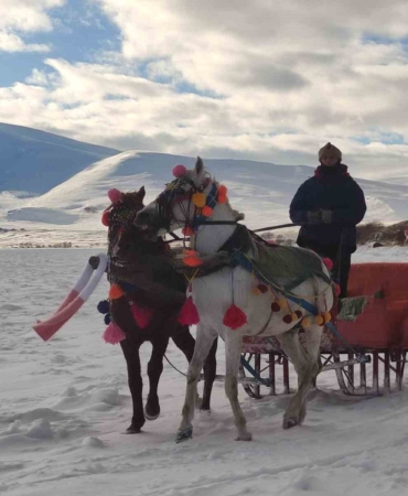 cildir-golunde-kisin-deneyim-buz-ustunde-atli-kizaga-ve-balik-ziyafetine-yolculuk-byAUgi8u.jpg