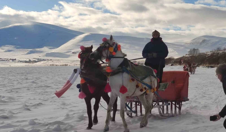 cildir-golunde-kisin-deneyim-buz-ustunde-atli-kizaga-ve-balik-ziyafetine-yolculuk-byAUgi8u.jpg