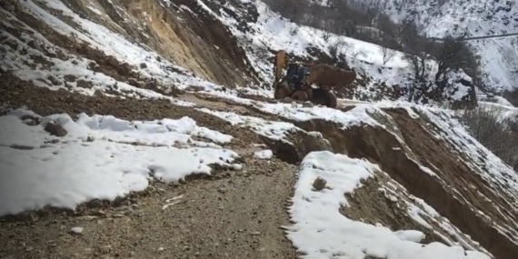 Çüngüş’te Heyelan Sonrası Kapanan Yol Teknisyen Ekipler Tarafından Açıldı