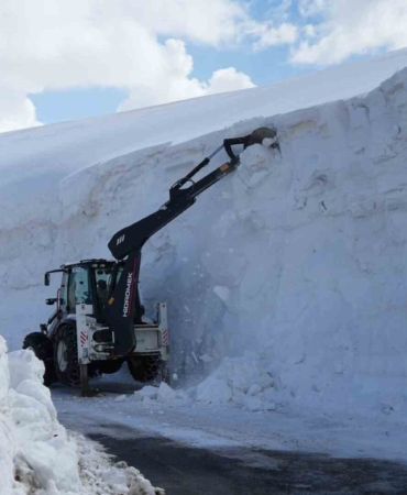 derecik-ilica-agilli-koy-yolu-icin-il-ozel-idaresinin-zorlu-kar-mucadelesi-KymNBQiX.jpg