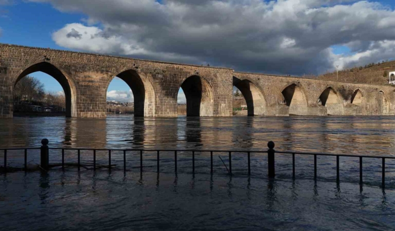 dicle-nehrinde-kis-sartlari-ve-su-seviyeleri-bolge-genelinde-yagislarin-etkisi-SrPQFhuk.jpg