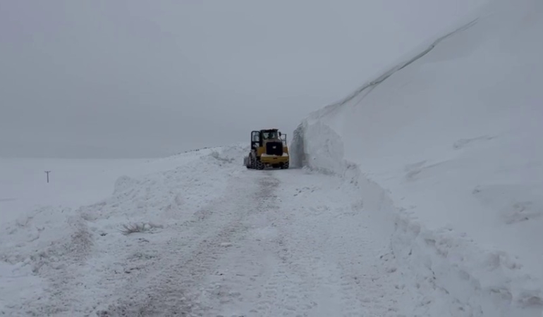 egri-cayir-mezrasi-yol-calismasi-karla-mucadelede-zorluklar-ve-operatorun-aciklamalari-hHC97JB2.jpg