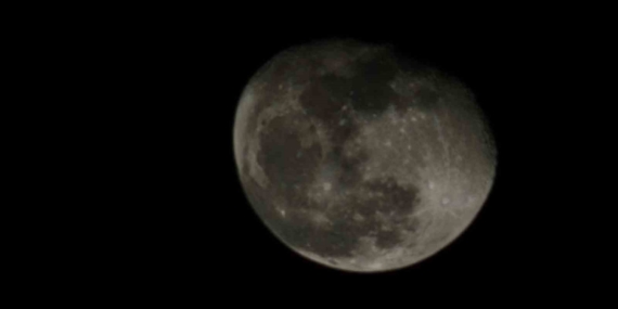 Elazığ Gökyüzünde Şişkin Ay: Geceyi Aydınlatan PostaKartı Manzara