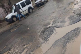 ergani-yol-sorunu-kar-ve-yagmur-sonrasi-derin-cukurlar-trafigi-tehdit-ediyor-jcLBlBCh.jpg