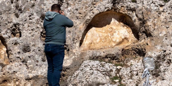 Fotoğraflarla Ergani: Kaya Mezarı ve Kabartmaların Görsel Belleğe Dönüştürülmesi