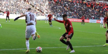 gaziantep-fk-ile-trabzonsporun-super-lig-maci-ev-sahibi-kilitli-kalelerde-15-dakikada-0-0-LLSOPH6d.jpg
